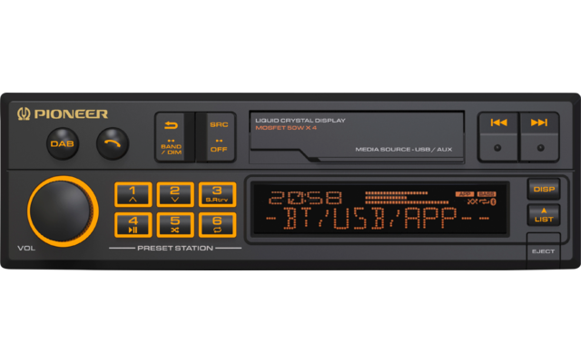 Zwart rechthoekig bedienpaneel met PIONEER-logo, grote volumeknop links met oranje ring, meerdere vierkante knoppen, oranje verlicht digitaal display met tijd en 'BT/USB/APP', afspeel- en skipknoppen rechts, smalle gleuf rechtsonder