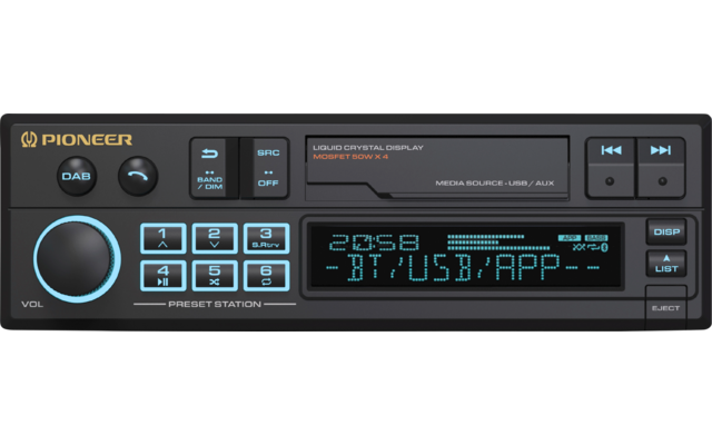 Zwart Pioneer-autoradio met volumeknop links, toetsenblok rechts en verlicht display met tijd en 'BT/USB/APP'