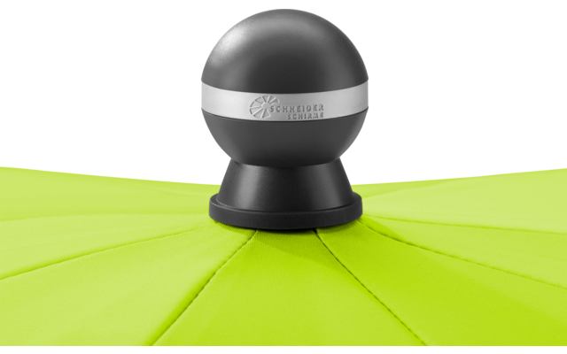 Nahaufnahme der Oberseite eines hellgrünen Regenschirms mit schwarzem Kugelknauf und silbernem Band, weißer Hintergrund