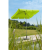 Limettengrüner Sonnenschirm geöffnet auf einem Holzdeck, Rasen und Büsche im Hintergrund, Schilf im Vordergrund und blauer Himmel mit Wolken