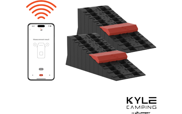 Deux rampes noires pour véhicule avec butées rouges, un smartphone affichant un résultat de mesure, des arcs de signal sans fil orange, logo de la marque en bas à droite