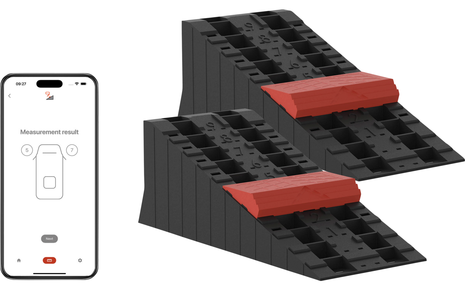 Zwei schwarze Fahrzeugauffahrkeile mit roten Stoppern, ein Smartphone mit Messanzeige, orangefarbene Funksignale, Markenlogo unten rechts
