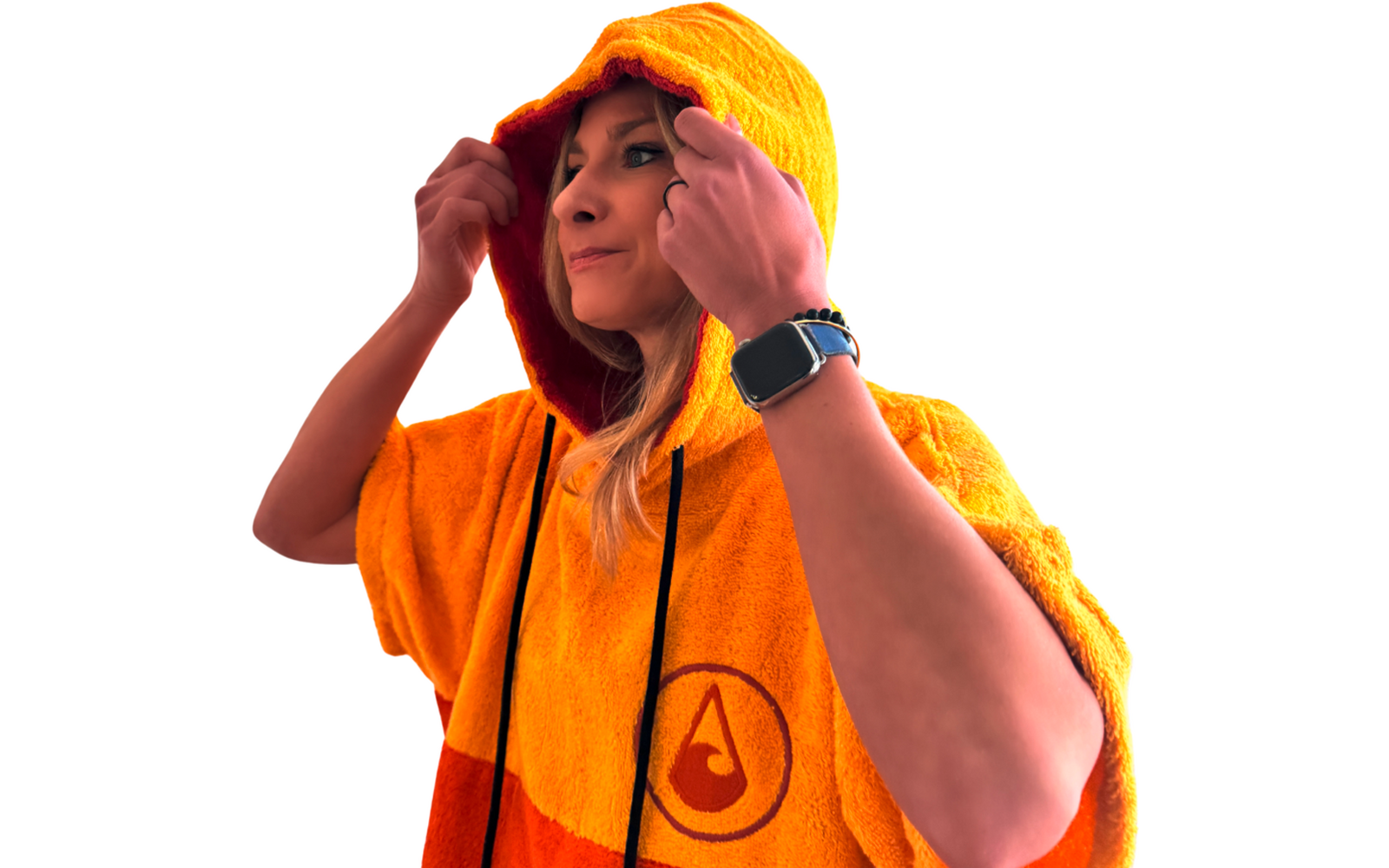 Person mit orangefarbenem Frottee-Kapuzenponcho, hält die Kapuze mit beiden Händen; Logo und Smartwatch sichtbar