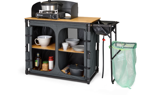 Mobiles Außengrill- und Küchenset mit zwei offenen Schränken, Regalen, Geschirr und einem Müllbeutel