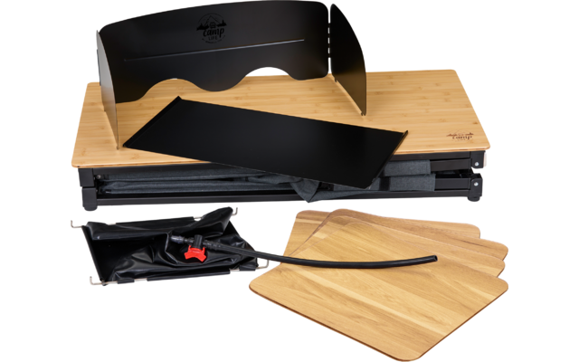 Schwarzes VR-Headset auf einem Holzständer, daneben Zubehörteile auf weißem Hintergrund