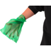 Hand mit grünem Einmalhandschuh vor schwarzem Hintergrund