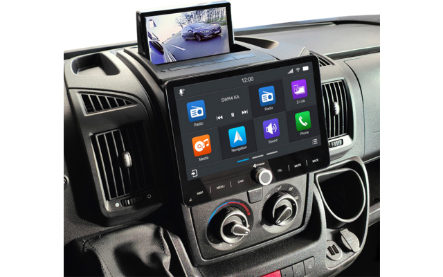 Mittelkonsole eines Fahrzeugs mit großem Touchscreen mit App-Symbolen, klappbarem Monitor oben, der ein Bild eines geparkten Autos und der Umgebung zeigt, Lüftungsdüsen und Drehreglern für die Klimasteuerung