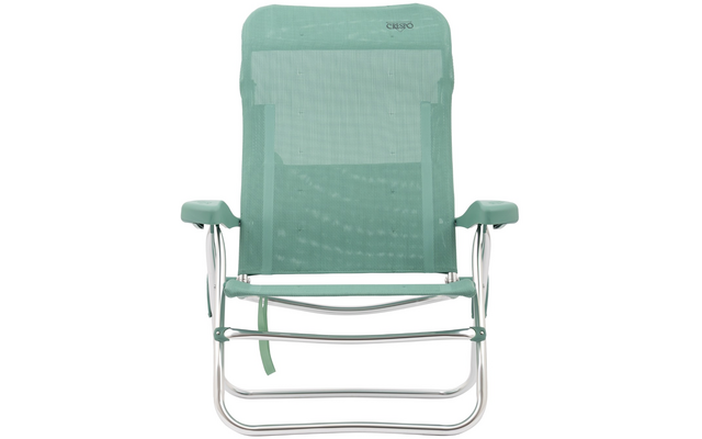 Hellgrüner Liegestuhl mit silbernem Metallgestell, Netzbespannung, gepolstertem Kopfkissen und Armlehnen, Frontalansicht