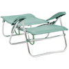 Zwei türkisfarbene Liegestühle mit silbernem Metallgestell, hintereinander angeordnet