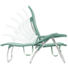Grüner Liegestuhl mit verchromtem Metallgestell, Rückenlehne in mehreren halbtransparenten Positionen überlagert, grüne Gurte unter der Sitzfläche