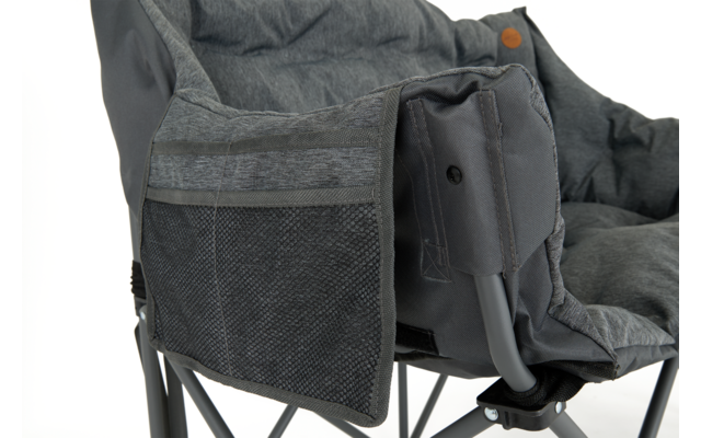 Klappstuhl mit grauem Stoffbezug und schwarzen Seitentaschen