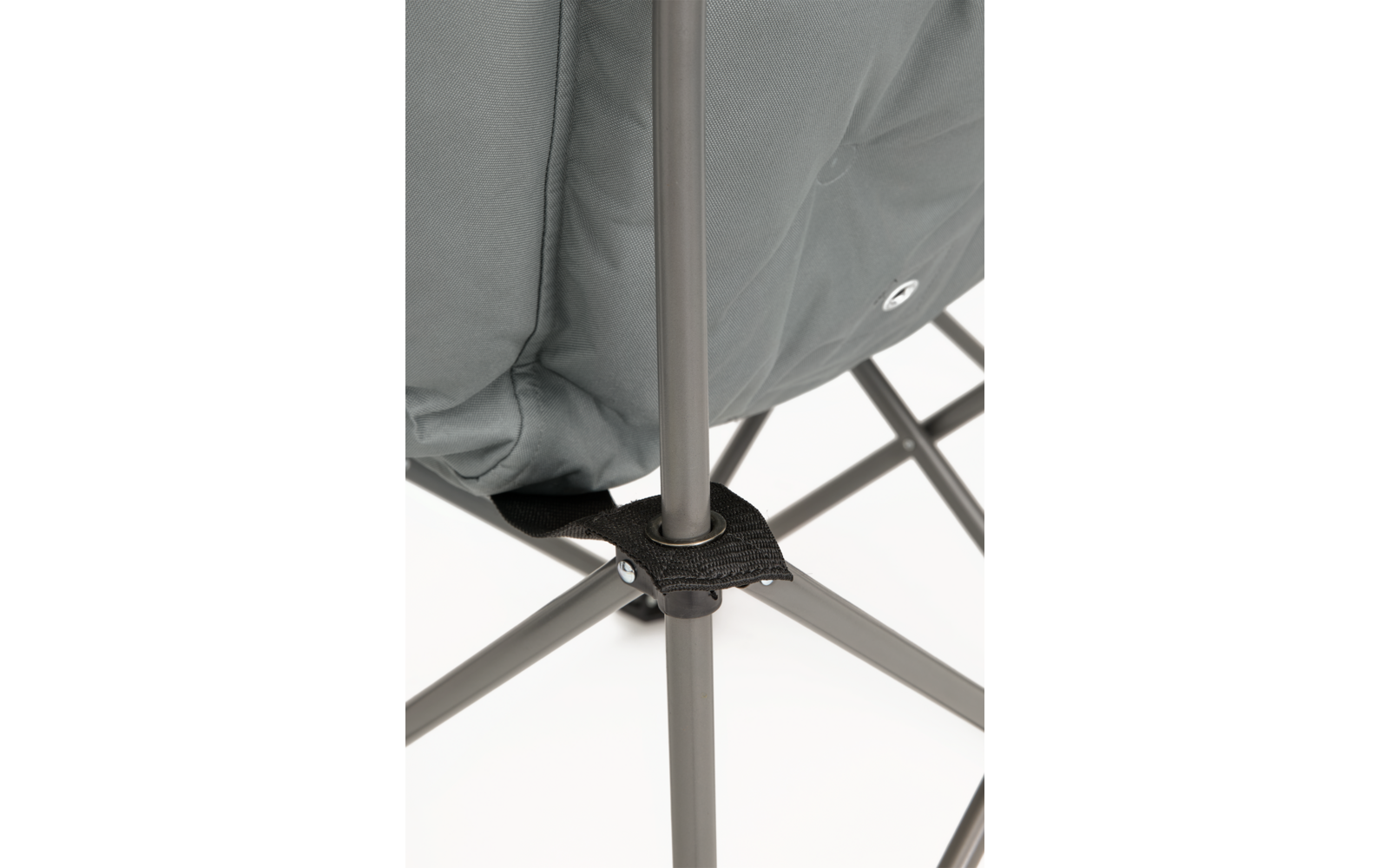 Gepolstertes graues Kissen mit sichtbarer Metallöse, graue Metallstangen verbunden durch schwarzen Kunststoffverbinder in einem Kreuzgestell; weißer Hintergrund