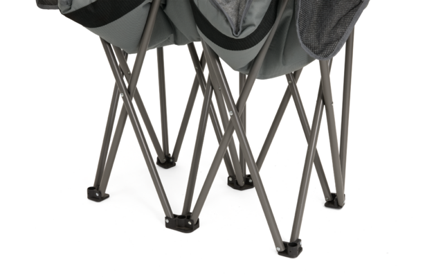 Unterer Teil eines grauen Stoffsitzes mit gekreuzten Metallbeinen auf weißem Hintergrund