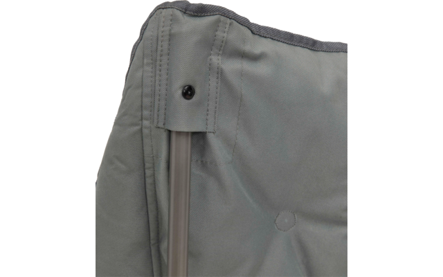 Nahaufnahme eines grauen Stoffpaneels mit sichtbarer Metallstange, Nähten und schwarzem Druckknopf