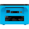 Retro di un dispositivo blu con a sinistra una presa di alimentazione, al centro una zona nera con indicazione di tensione, a destra una uscita giallastra e sotto un'etichetta nera con la scritta '300W Portable Power Station' e dati tecnici