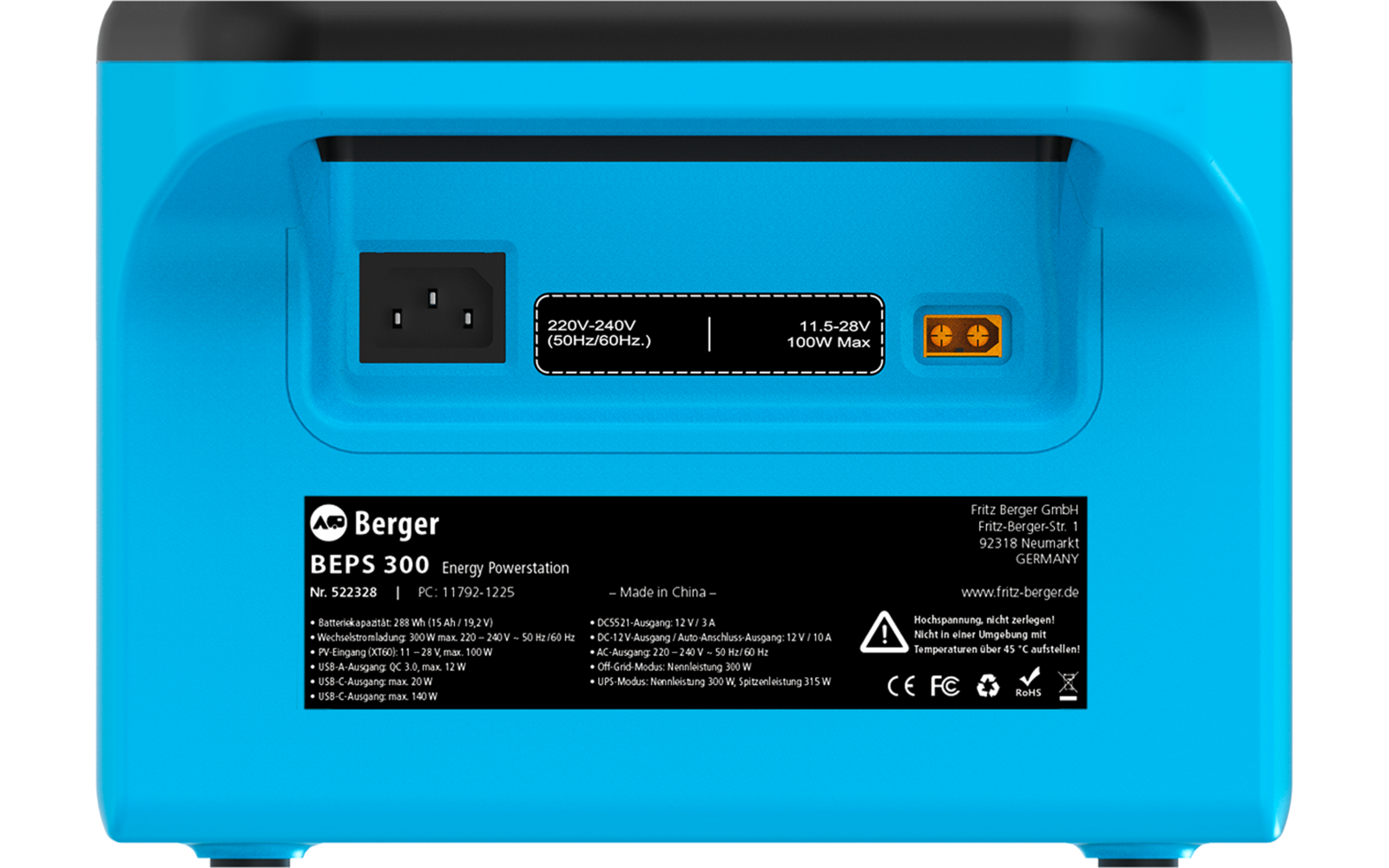 Retro di un dispositivo blu con a sinistra una presa di alimentazione, al centro una zona nera con indicazione di tensione, a destra una uscita giallastra e sotto un'etichetta nera con la scritta '300W Portable Power Station' e dati tecnici