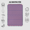 Rosa Decke mit lila wellenförmigen Streifen, mittig auf hellgrauem Hintergrund; darüber schwarzer Text 'AM BESTEN FÜR'; links und rechts schwarze Piktogramme mit deutschen Beschriftungen