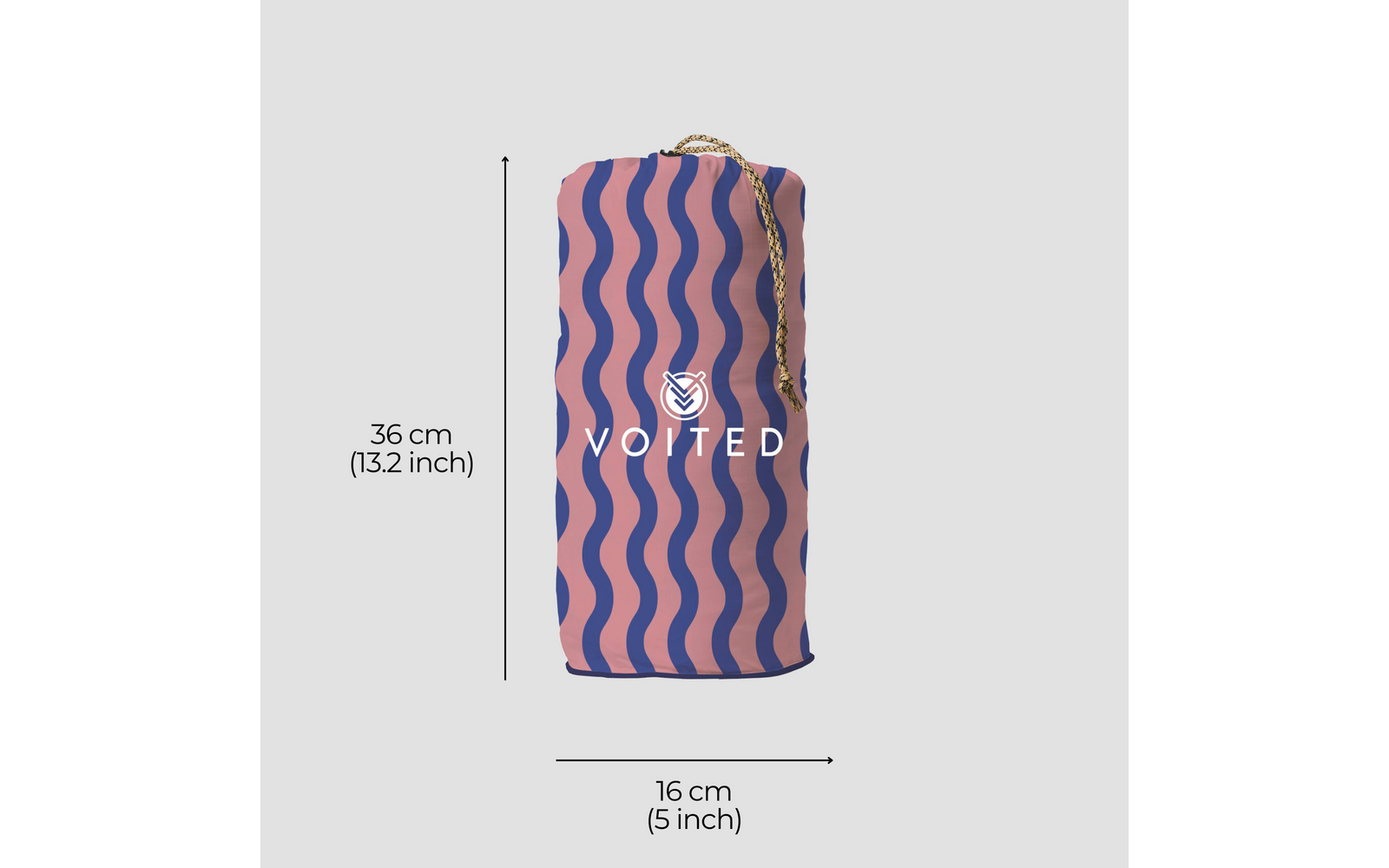 Aufrecht stehender Beutel mit Kordelzug, rosa mit blauen wellenförmigen Streifen, geflochtene Kordel oben, weißes Logo „VOITED“ mittig, Maßpfeile und Beschriftungen: 36 cm (13.2 inch) Höhe, 16 cm (5 inch) Breite, hellgrauer Hintergrund