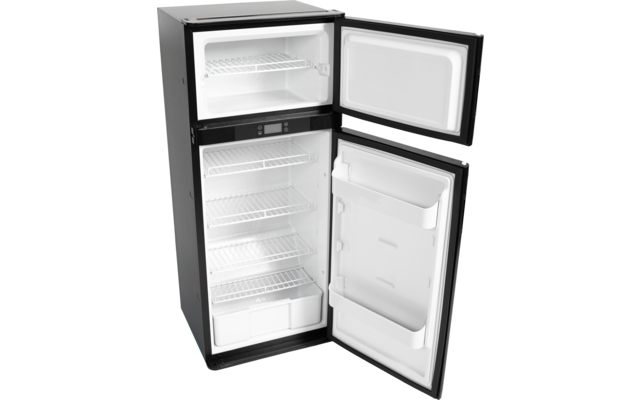 Schwarzer zweiteiliger Kühlschrank mit offenen Türen; weißes Innenfach, oberes Gefrierfach mit einem Drahtgitterboden, unteres Kühlabteil mit drei Drahtgitterböden, Gemüseschublade unten, zwei Türablagen, kleines Bedienfeld zwischen den Fächern