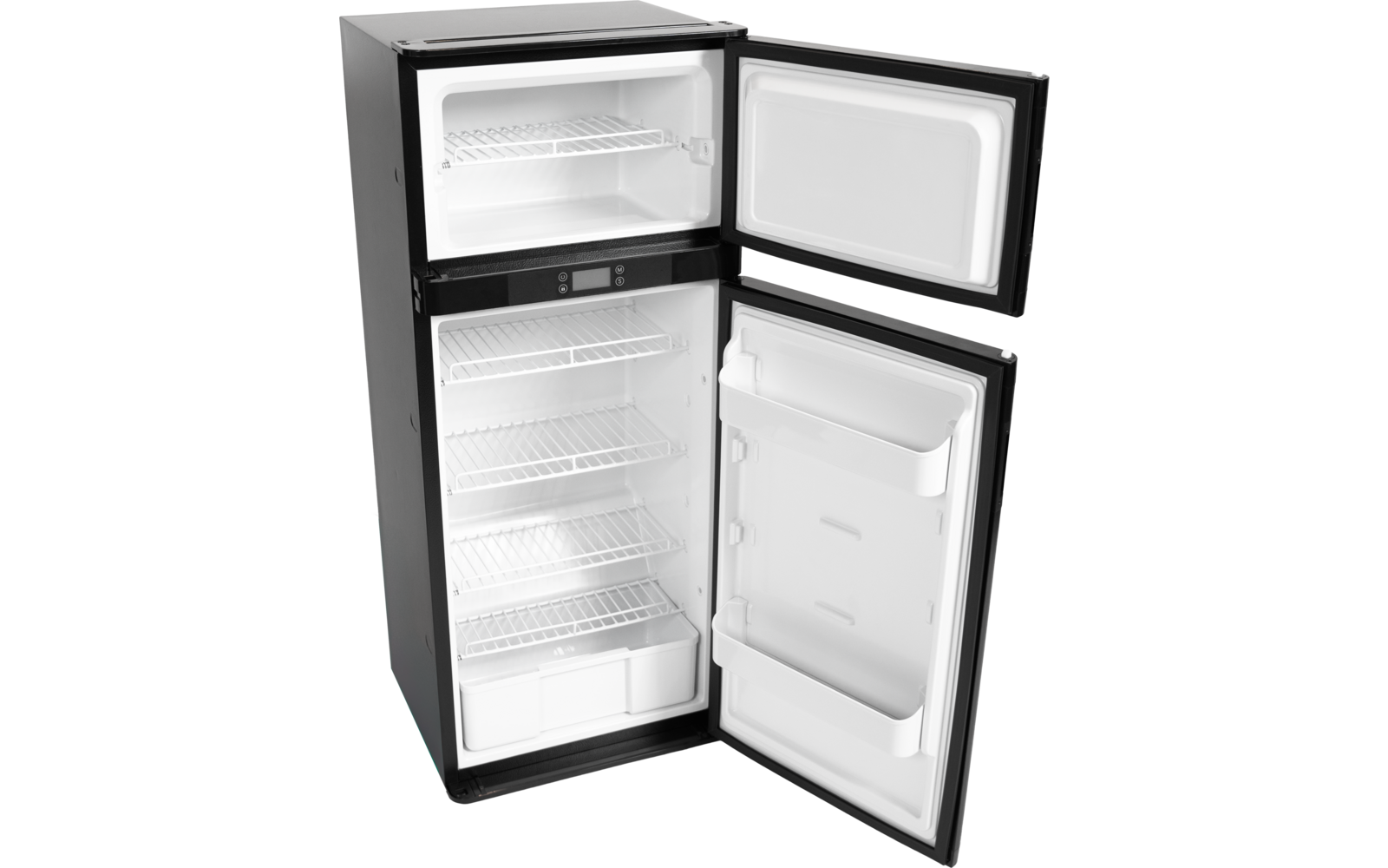 Schwarzer zweiteiliger Kühlschrank mit offenen Türen; weißes Innenfach, oberes Gefrierfach mit einem Drahtgitterboden, unteres Kühlabteil mit drei Drahtgitterböden, Gemüseschublade unten, zwei Türablagen, kleines Bedienfeld zwischen den Fächern