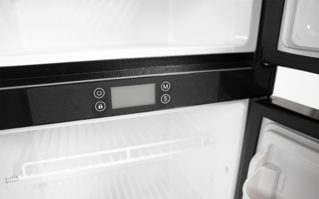 Offener Kühlschrank mit sichtbarem Bedienfeld, Display, Tasten, leeren Regalen und Türfächern