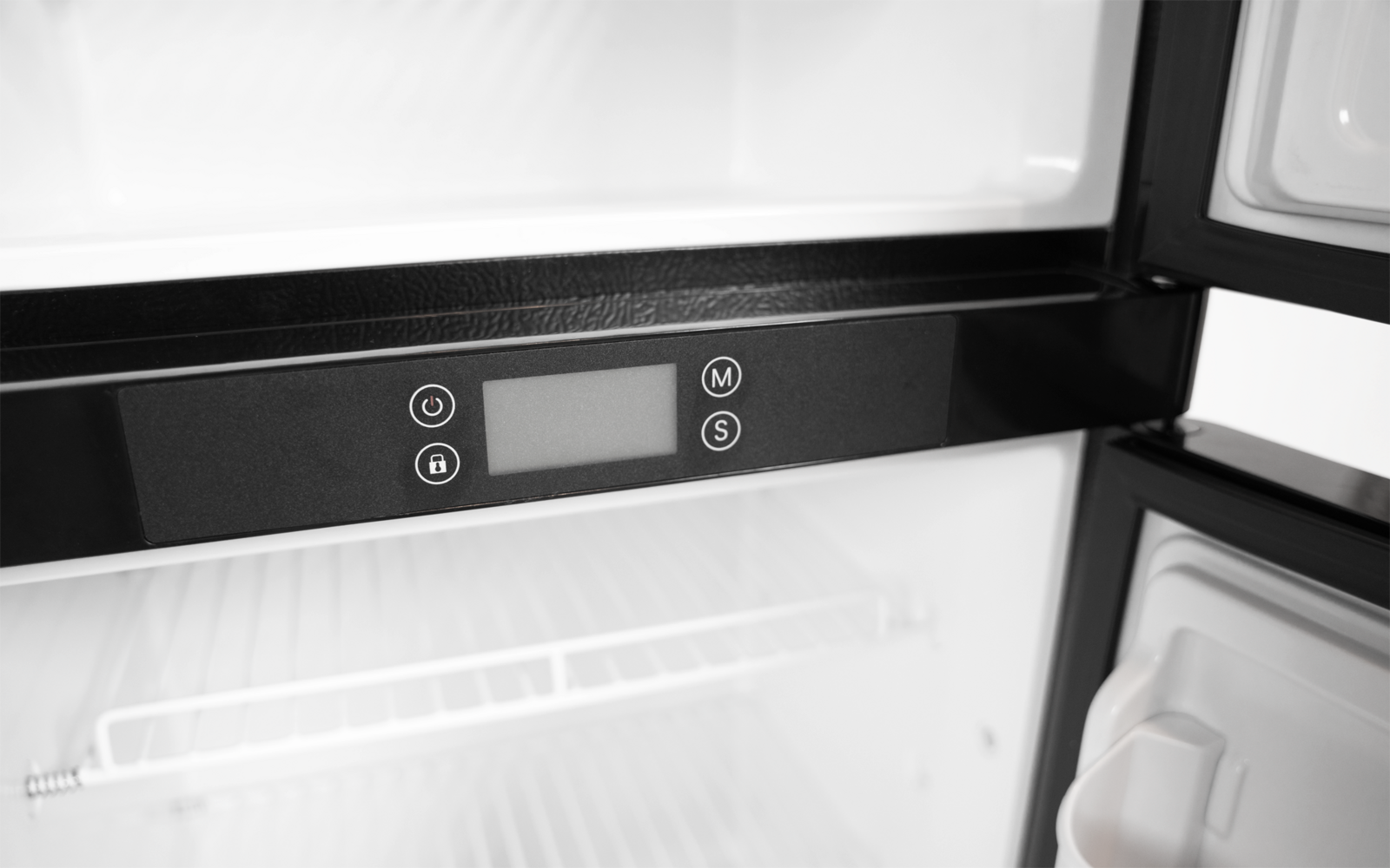 Offener Kühlschrank mit sichtbarem Bedienfeld, Display, Tasten, leeren Regalen und Türfächern