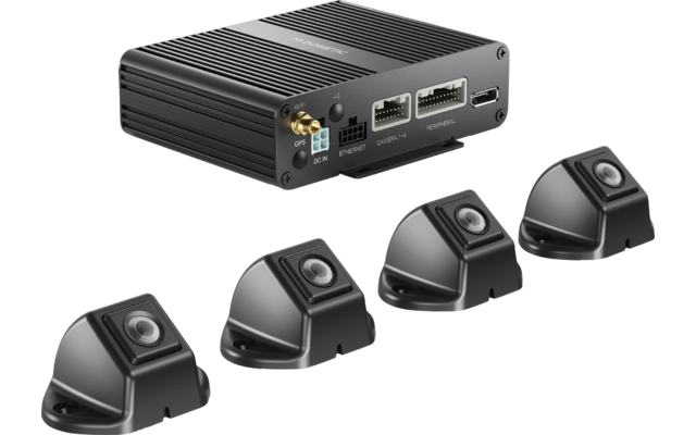 Vier kleine schwarze Mikrofone neben einem schwarzen Gerät mit Anschlüssen