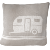Vierkant beige gebreid kussen met een wit caravanmotief: deur, twee ramen, wiel rechts, dissel vooraan en witte strepen onderaan