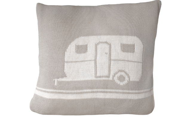 Vierkant beige gebreid kussen met een wit caravanmotief: deur, twee ramen, wiel rechts, dissel vooraan en witte strepen onderaan