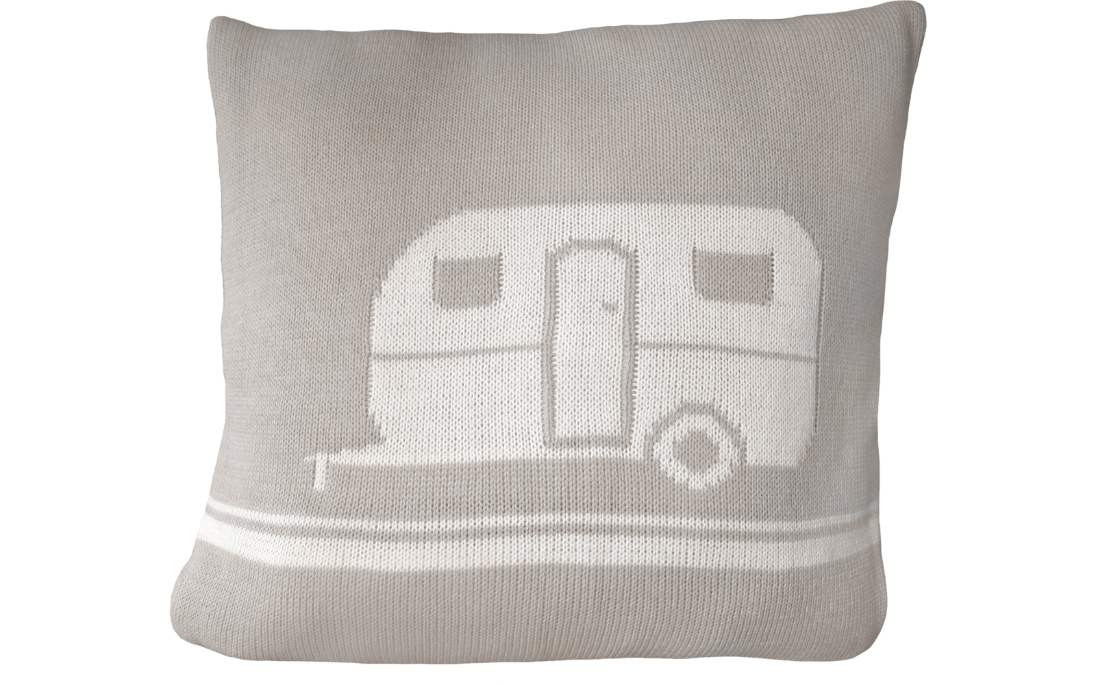 Vierkant beige gebreid kussen met een wit caravanmotief: deur, twee ramen, wiel rechts, dissel vooraan en witte strepen onderaan