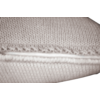 Close-up van lichtbeige gebreide stof met een horizontale naad en een smalle witte band