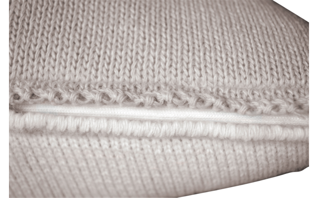 Close-up van lichtbeige gebreide stof met een horizontale naad en een smalle witte band