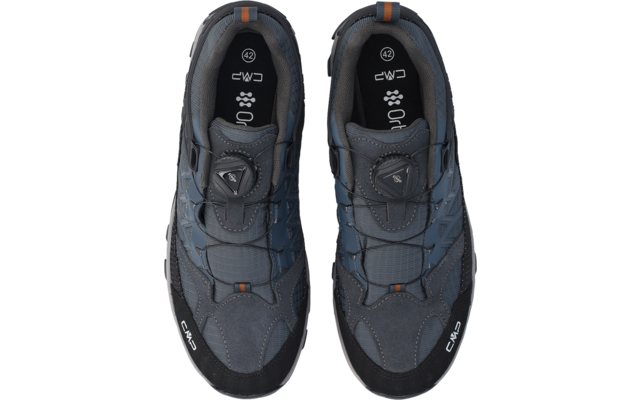 Zwei graublaue Schuhe nebeneinander, Draufsicht; sichtbare Schnürung und rundes Verschlusselement, Innensohle mit "42", "CMP"-Logos, kleine orangefarbene Fersenlaschen