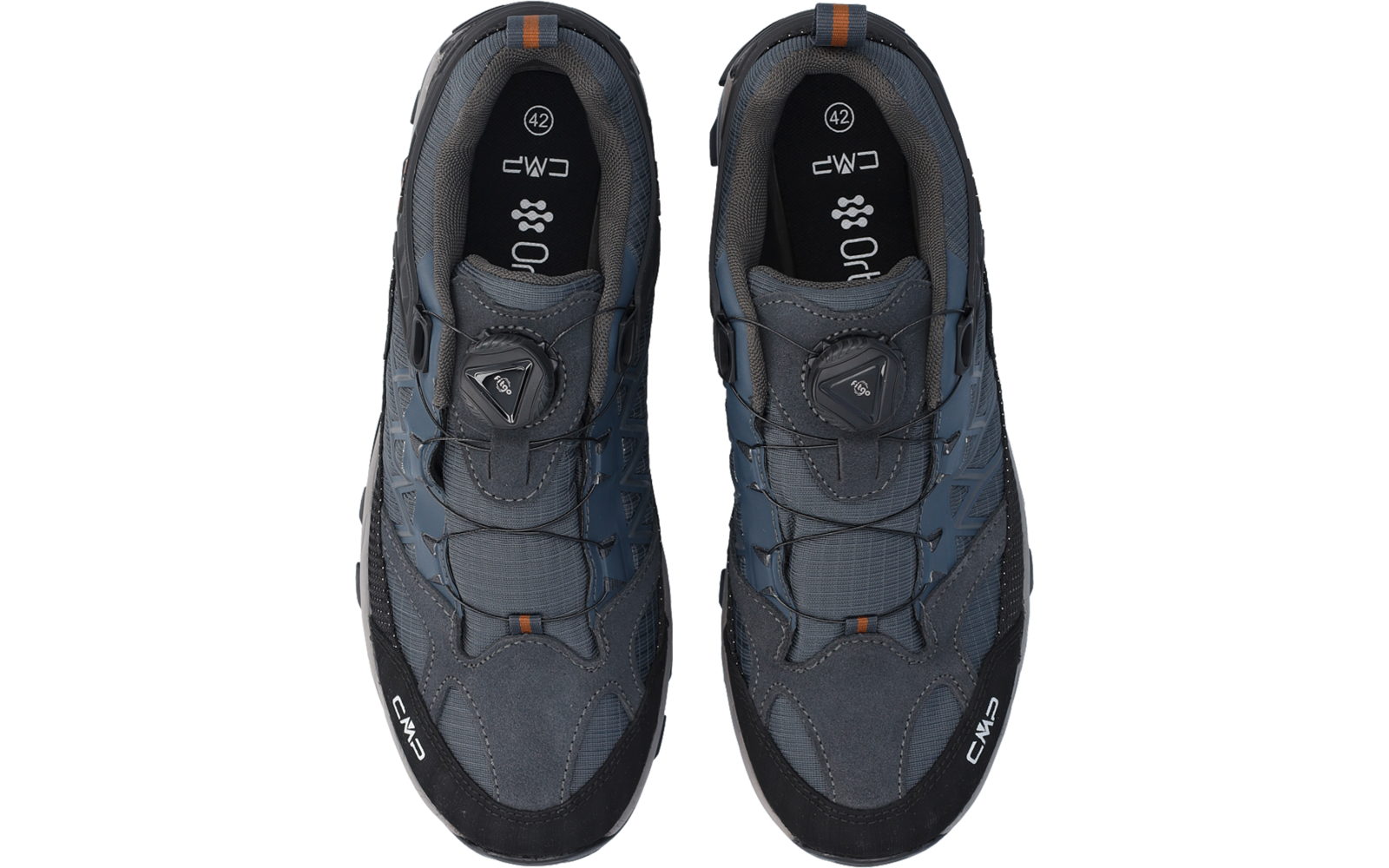 Zwei graublaue Schuhe nebeneinander, Draufsicht; sichtbare Schnürung und rundes Verschlusselement, Innensohle mit "42", "CMP"-Logos, kleine orangefarbene Fersenlaschen