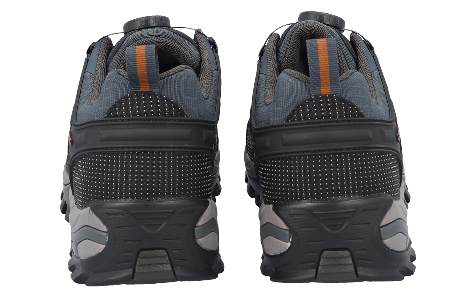 Rückansicht eines Paars dunkelgrauer Sneaker mit orangefarbenem Zugband, profilierter Sohle und silbernen Akzenten