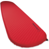 Rote, längliche Matte mit gepunkteter Oberfläche, sichtbarem Ventil an einem Ende und blauem Schriftzug "THERMAREST"