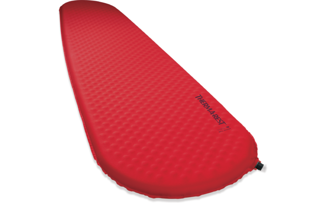 Rote, längliche Matte mit gepunkteter Oberfläche, sichtbarem Ventil an einem Ende und blauem Schriftzug "THERMAREST"