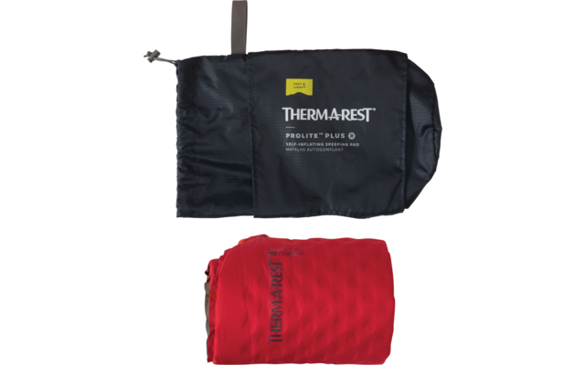 Schwarzer Stoffbeutel mit weißem Schriftzug "THERM-A-REST" und kleinem gelbem Etikett, darunter eine aufgerollte rote Matte mit schwarzem "THERM-A-REST"-Schriftzug