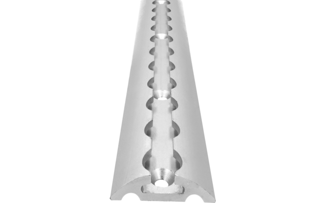 Long composant métallique argenté avec un canal central, rangées d'entailles semi-circulaires et ouvertures rondes aux deux extrémités