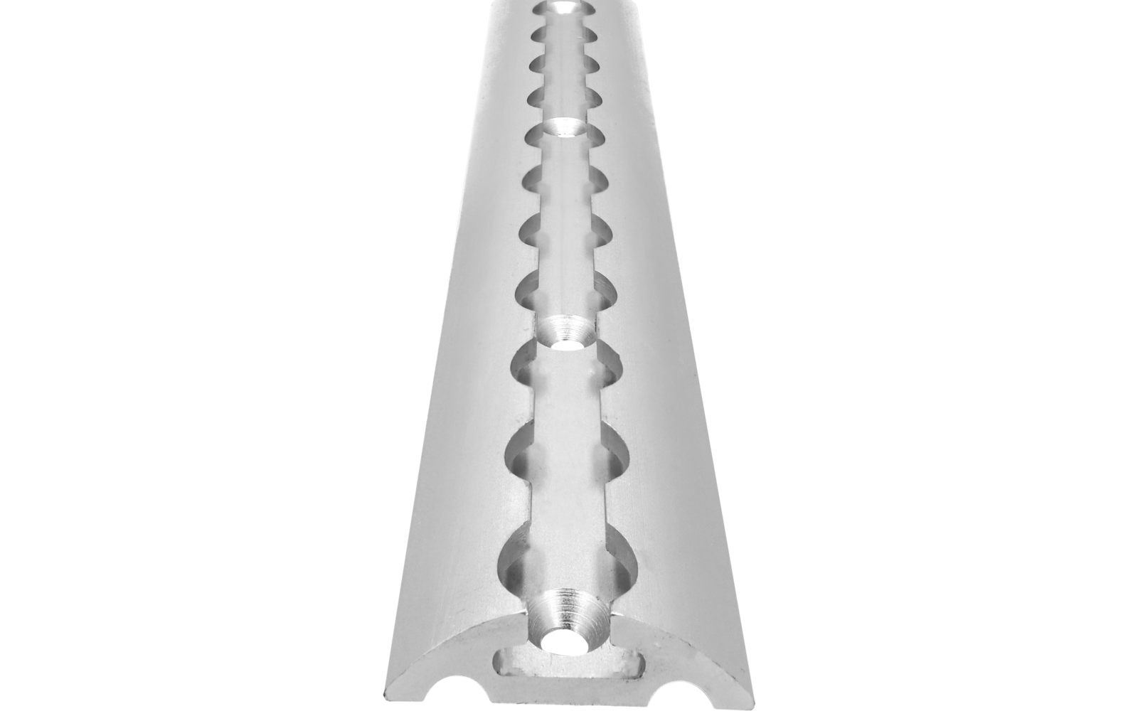 Long composant métallique argenté avec un canal central, rangées d'entailles semi-circulaires et ouvertures rondes aux deux extrémités