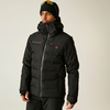 Person in schwarzer Winterjacke und schwarzer Mütze vor hellem Hintergrund