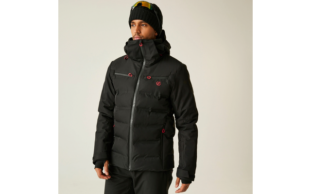 Person in schwarzer Winterjacke und schwarzer Mütze vor hellem Hintergrund