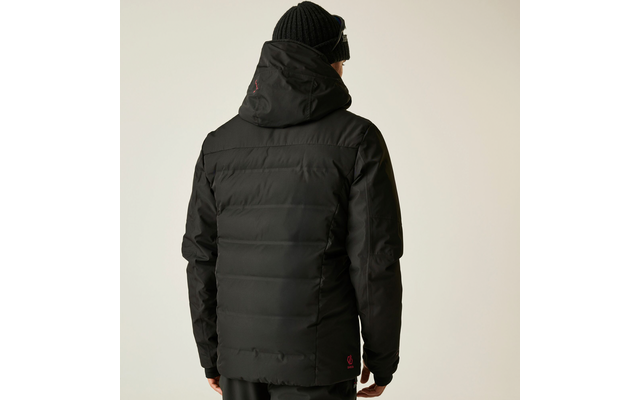 Person mit schwarzer Daunenjacke und schwarzer Mütze, von hinten fotografiert