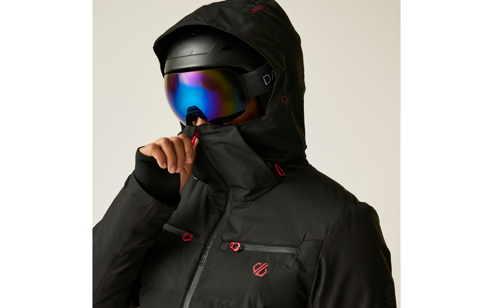 Person trägt schwarze Skikleidung mit Helm und reflektiver Skibrille