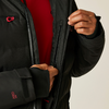 Person in schwarzer Jacke und rotem Pullover, die den Reißverschluss der Jacke hochzieht