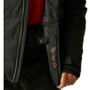 Detailaufnahme einer Person in schwarzer Jacke mit rotem Innenfutter, Hand sichtbar am unteren Jackensaum