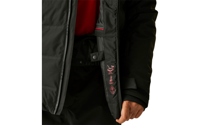 Detailaufnahme einer Person in schwarzer Jacke mit rotem Innenfutter, Hand sichtbar am unteren Jackensaum