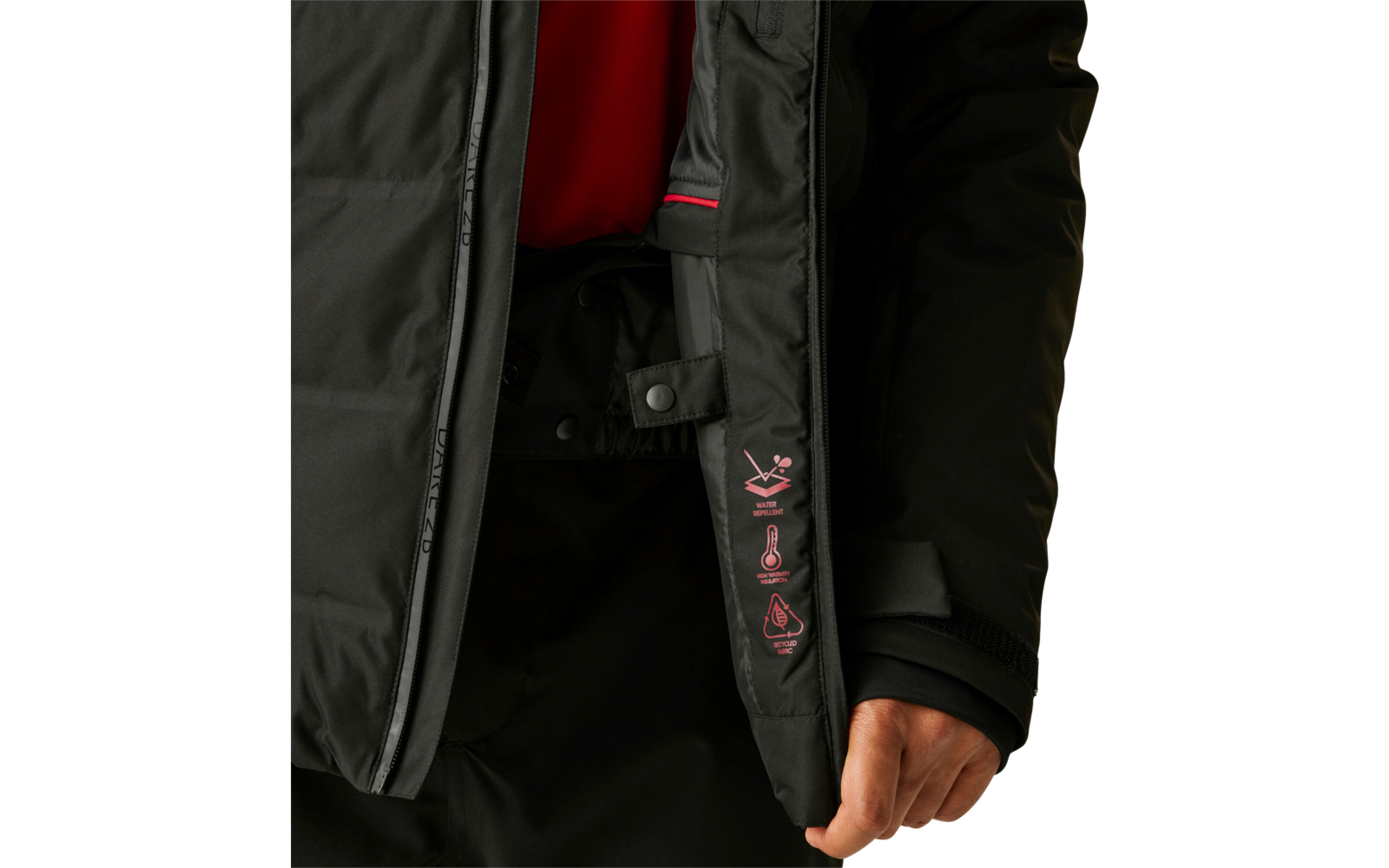 Detailaufnahme einer Person in schwarzer Jacke mit rotem Innenfutter, Hand sichtbar am unteren Jackensaum