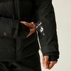Nahaufnahme eines Arms in einer schwarzen Jacke mit Hand in der Tasche