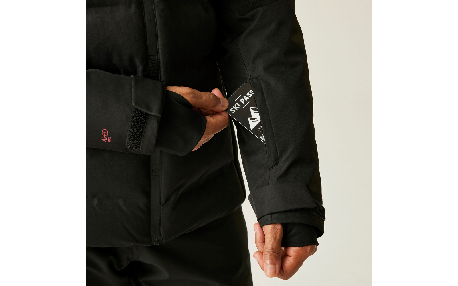 Nahaufnahme eines Arms in einer schwarzen Jacke mit Hand in der Tasche